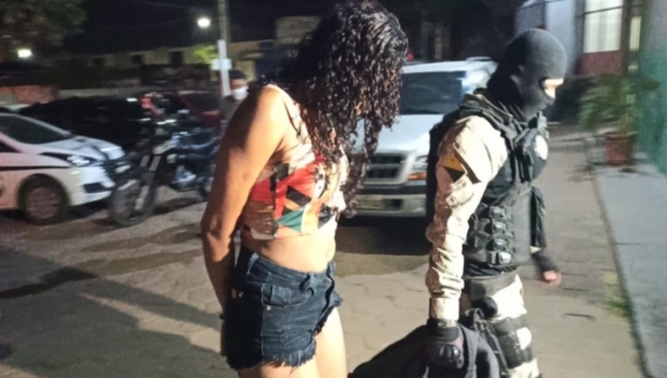 Mulher é presa ao vender drogas no canal do Ivete Vargas, em Rio Branco 